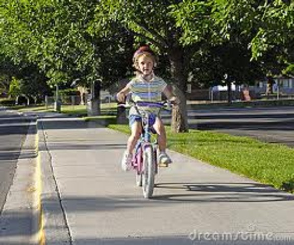 Cuando yo tenía siete años, yo montaba en bicicleta, yo molestaba a mi hermanas, yo yo patinaba en la calle.