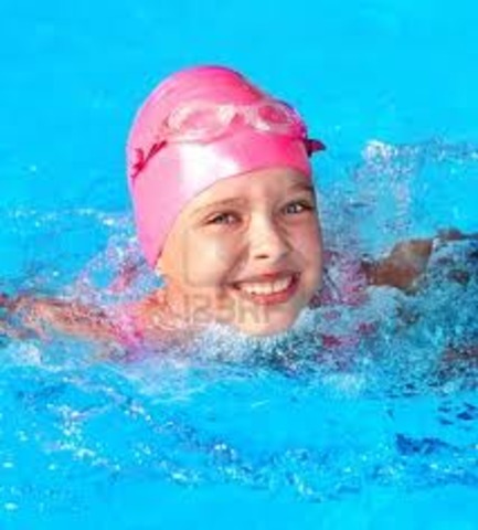 Cuando yo tenía ocho años, yo nadaba en la piscina, yo cantaba con mi amiga, y yo compraba los vestidos.