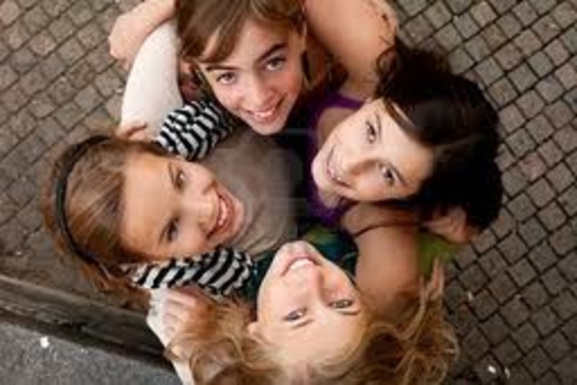 Cuando yo tenía once años, yo pasaba el tiempo con mis amigas, yo asistaba sexto grado, yo yo alimentaba mi gato.