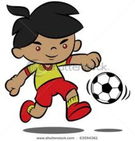 Cuando yo cuatro dos años, yo pateaba el balón, salía afuera con mi hermana, y caminaba en el parque con mi tío.