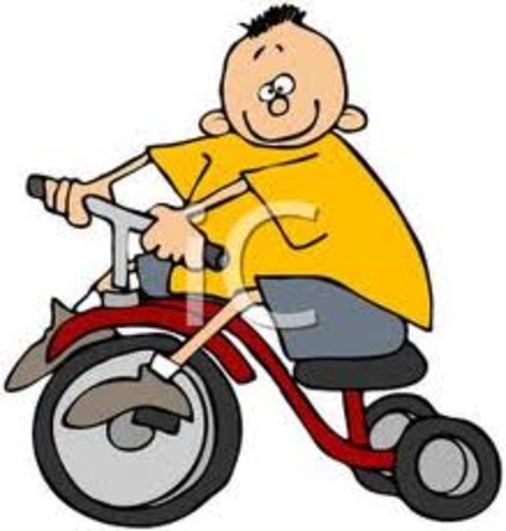 Cuando yo tenía siete años, yo montaba en triciclo, saltaba a la cuerda, y peleaba con mis hermanos.