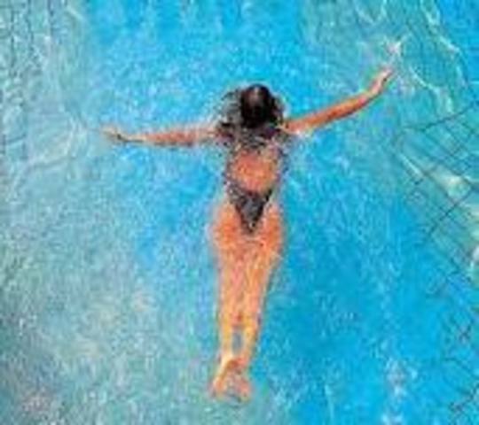 Cuando yo tenía nueve años, yo nadaba con mi primo, esquíaba con me mamá y volaba en el avión.