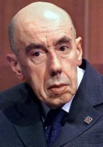 Abandona la feina a la fàbrica.