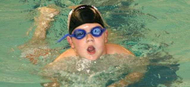 Cuando yo tenía siete años, yo nadaba en la casa de mis abuelos