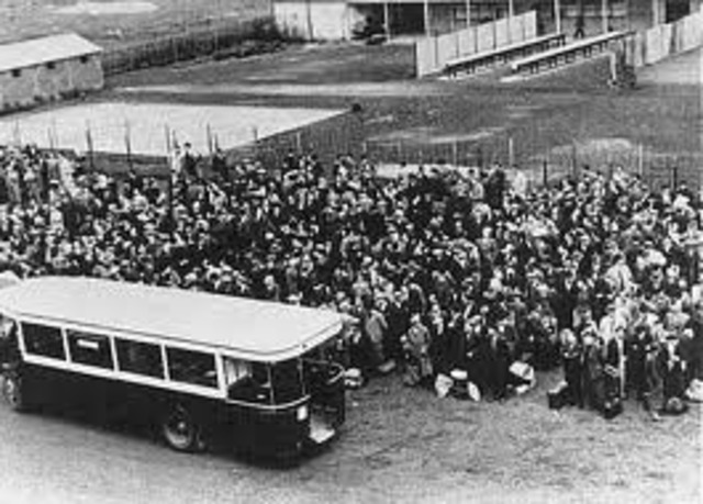 France sends 17, 000 Jews to camps-massive deportation begins