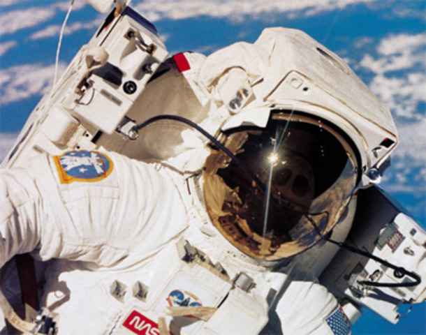 US ranger 7 relays the first close range photographs of the moon.