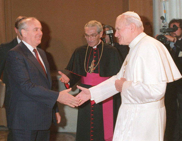 USSR Pres Mikhail S Gorbachev meets Pope John Paul II at the Vatican
