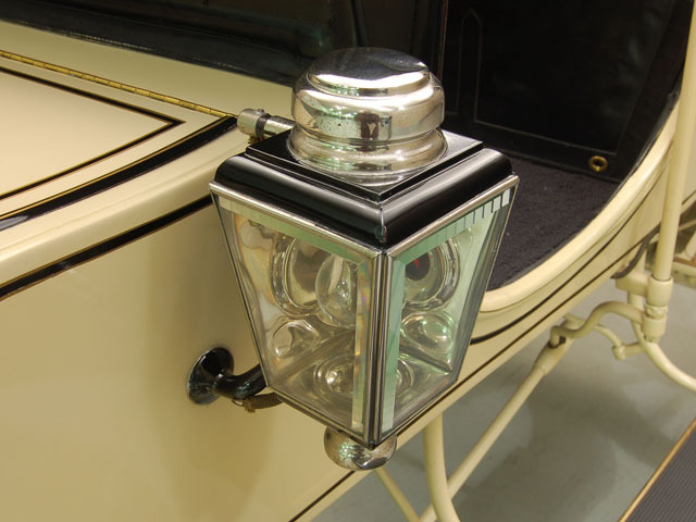 Cadillac introduces electric headlamps.