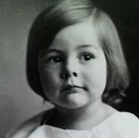 Hemingways Mother Dresses Him in Girl Clothes