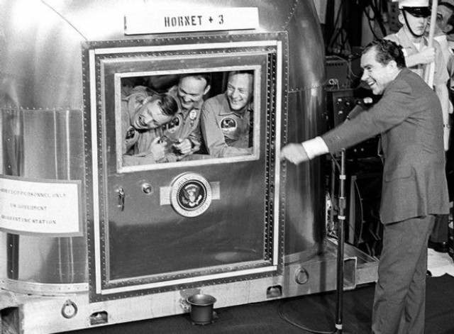 Nixon welcomes home astronauts.