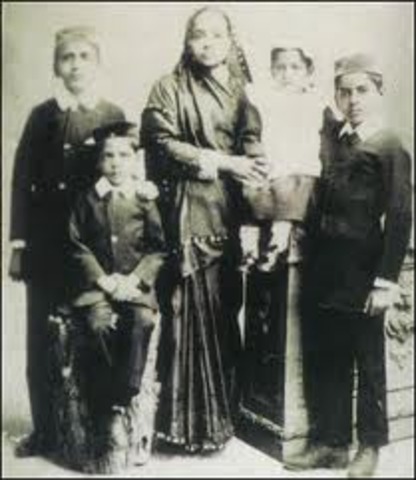 Gandhi moves to Rajkot