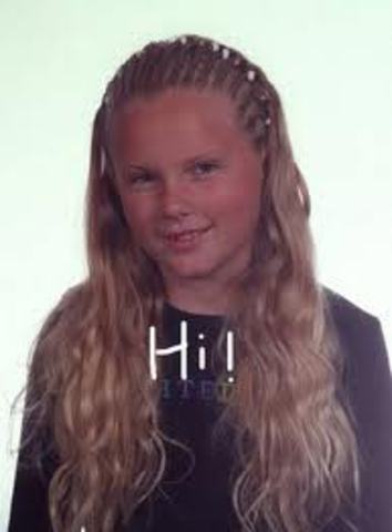 Taylor Starts writing songs