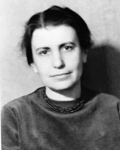 Published Studies on Hysteria with Breuer. Daughter Anna Freud (1895-1982) was born.