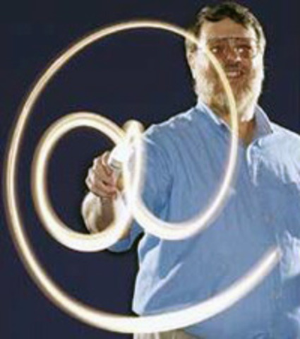 Ray Tomlinson crea el primer programa para enviar correo electrónico,