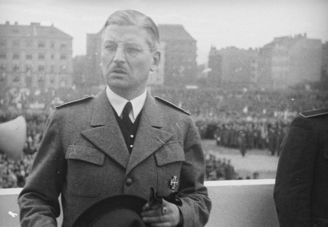Hitler convoca al canciller austriaco