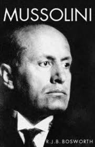 Mussolini launches fascist movement