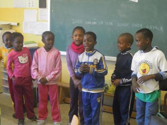 Els alumnes cantant cançons del seu país