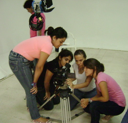 inauguró oficialmente la nueva Biblioteca Central y el Centro de Recursos Audiovisuales.