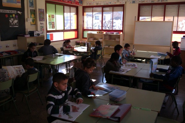 El cistell viatger: els nens i nenes llegeixen o es miren diferents llibres gràcies a un projecte que es realitza des de les biblioteques de Salt.