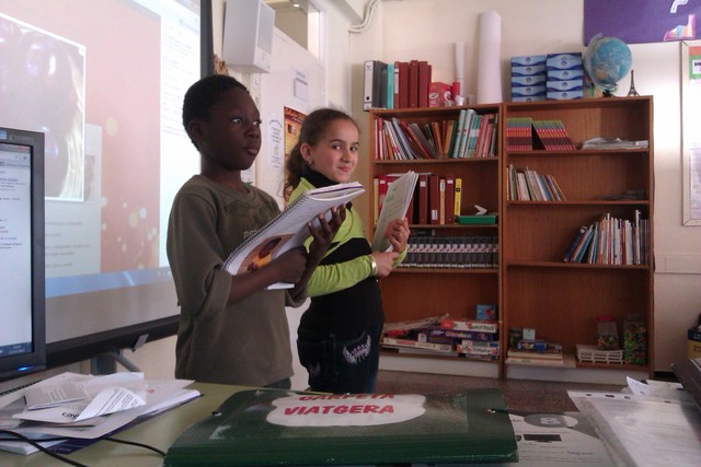 La carpeta viatgera: tots els nens i nenes de tercer comparteixen una carpeta dins la qual hi trobem una llibreta on escriuen i expliquen a la resta de companys aspectes sobre la seva família, amics, etc.