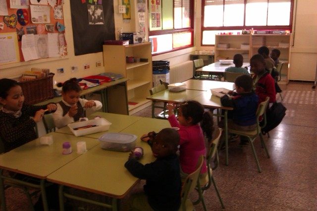 Els nens i nenes de tercer ensenyen i ajuden a fer tallers als nens i nenes de P3.