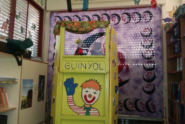 Amb l'ajuda del Guinyol, els nens i nenes representen amb titelles històries reals o imaginaries.