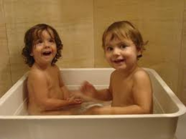 Cogemos las esponjas y nos bañamos solitas