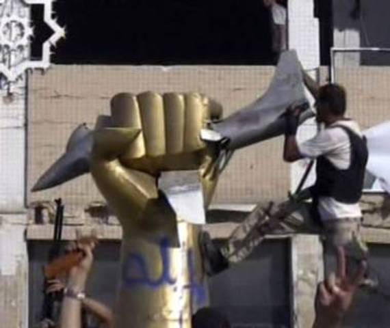 Protesters storm into Gaddafi's compound in Tripoli