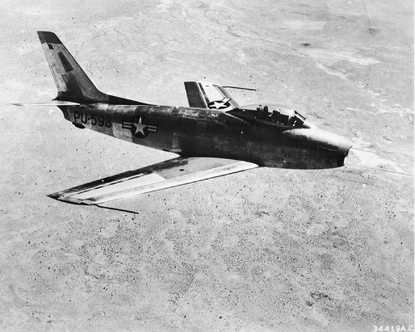 Der erste Überschallflug eines Flugzeuges (F-86 Sabre)