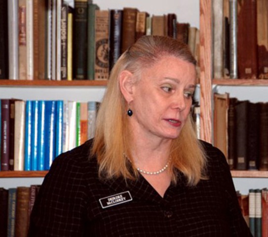 Deirdre McCloskey estudia el análisis de la economía como retórica.