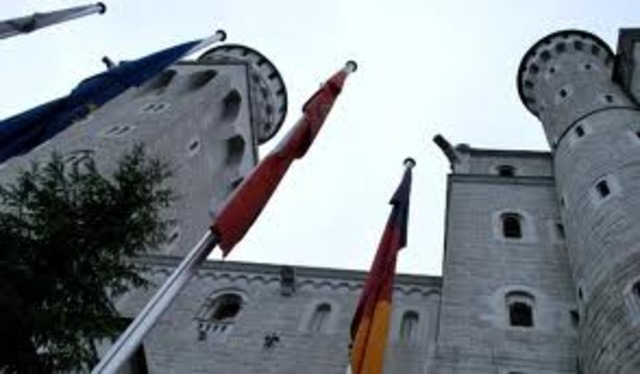 Philip Augustus adds strong towers to outer walls