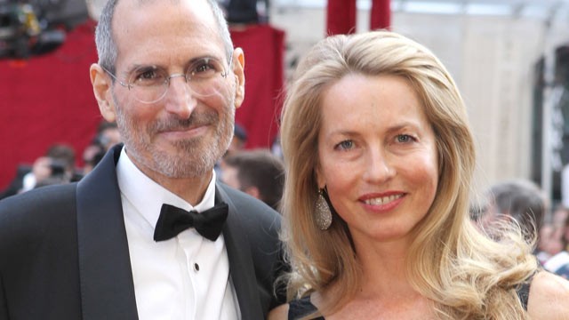Jobs gets married to Lauren Powell and goes to live in Palo Alto, California with Lauren and their three kids