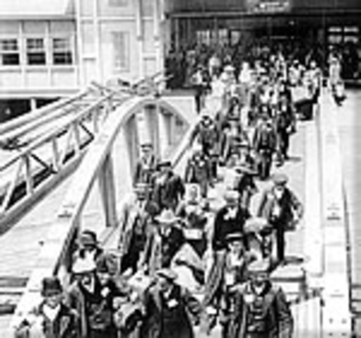 More and More people arrived to Ellis Island