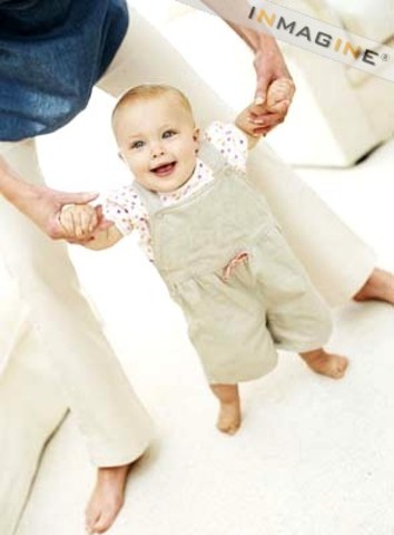 Comienzo a andar solo con ayuda