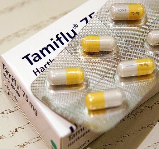 Two new flu drugs, Relenza and Tamiflu, are licensed in US and Europe.