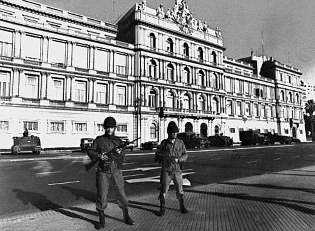 Inicia el golpe de estado en Argentina contra la presidenta constitucional María Estela Martínez de Perón.