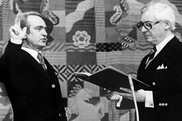 Johannes Rau übernimmt