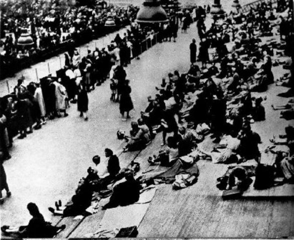 France deports 17,000 Jews to Germany