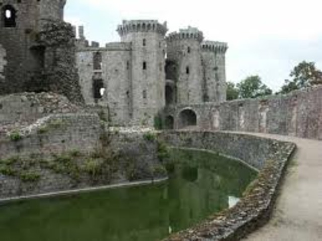 French build banks and ditches around the castle