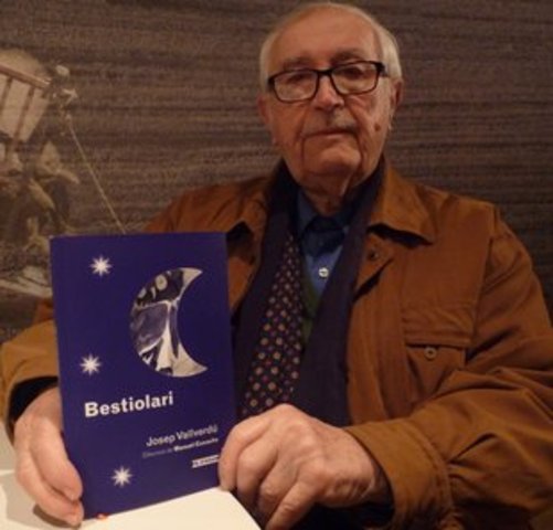 Es dedica inicialment a la traducció