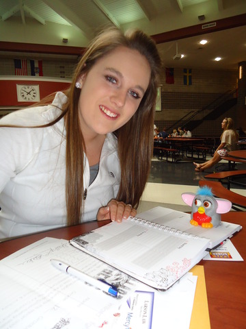 Furby a aidé Shelby avec les devoirs.