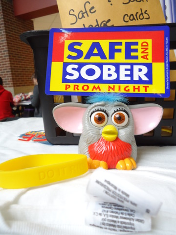 Furby est devenu Safe et Sober pour Le Bal.