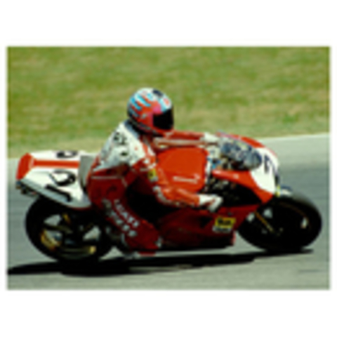 Only a phenomenal bike like the 916 could make the 888 seems like old news. Not only was it more powerful, but it was also lighter. Handsome and with a timeless grace, it boasted a speed matched by a comparable maneuverability and had an engine that was e