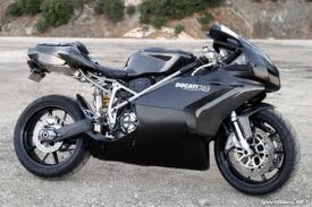 In a repeat of history, Ducati has followed the 1970s trend of individualism and performance enhancement with a period-style fairing on the Sport 1000 S. Boasting a dual seat and twin shocks, the Sport 1000 S lets you enjoy the Cafe Racer style two-up.