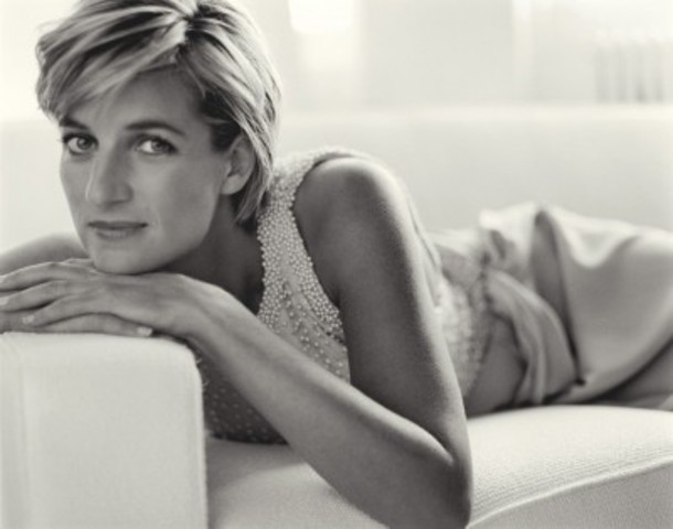 Princess Diana dies in car crash