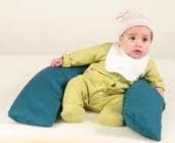 Niño sentado con apoyo