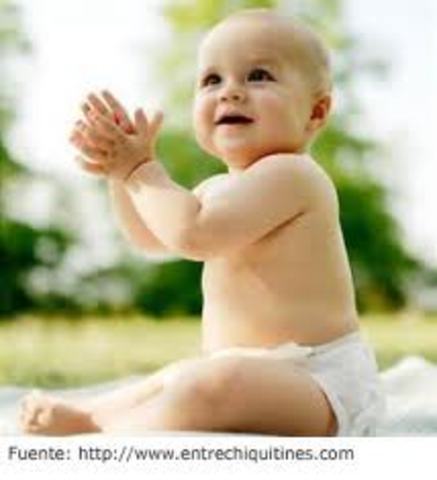 Niño sentado sin apoyo