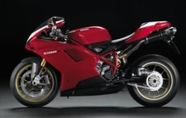 The new 1098 R is the most powerful and lightest twin-cylinder bike ever produced by the Borgo Panigale factory, with the highest torque/weight ratio in the sportbike category. It is the jewel in the crown of the successful Superbike family and it represe