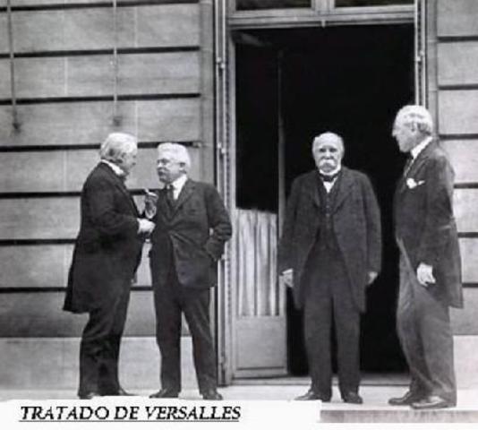 Se firma  el Tratado de Versalles
