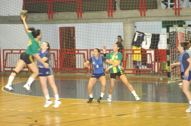 Juliana started playing Handball at the her school's team.